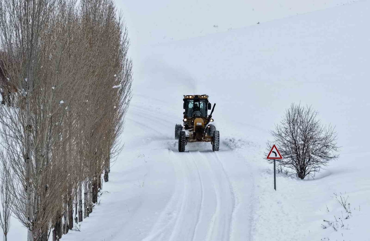 VAN GENELİNDE ÖNCEKİ GÜN ETKİLİ OLAN KAR YAĞIŞI GÜNLÜK YAŞAMI OLUMSUZ ETKİLERKEN, KENT GENELİNDE...