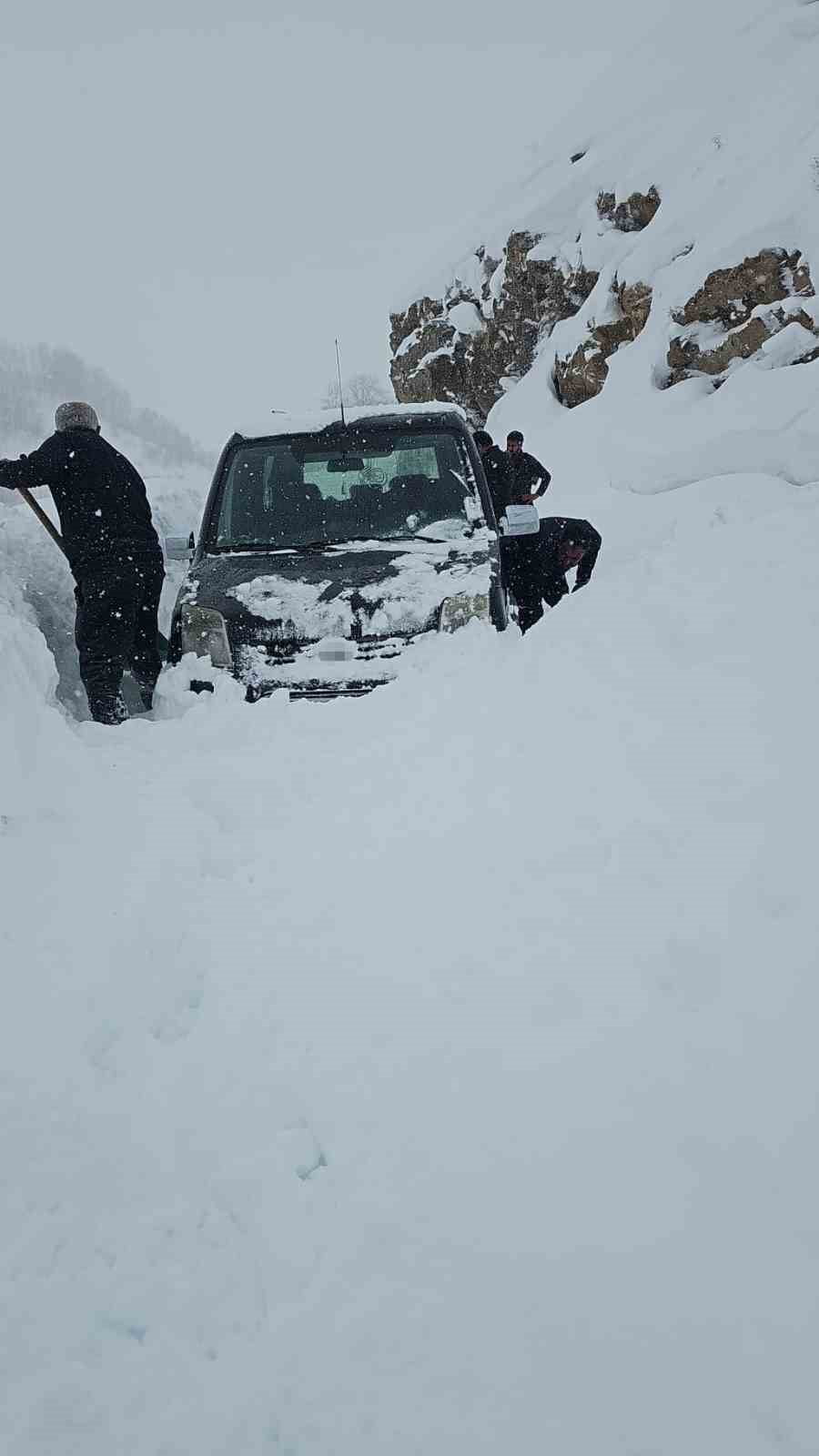 VAN’IN BAHÇESARAY İLÇESİNDE MEYDANA GELEN ÇIĞ OLAYINDA, İÇİNDE AYNI AİLEDEN DÖRT KİŞİNİN BULUNDUĞU...
