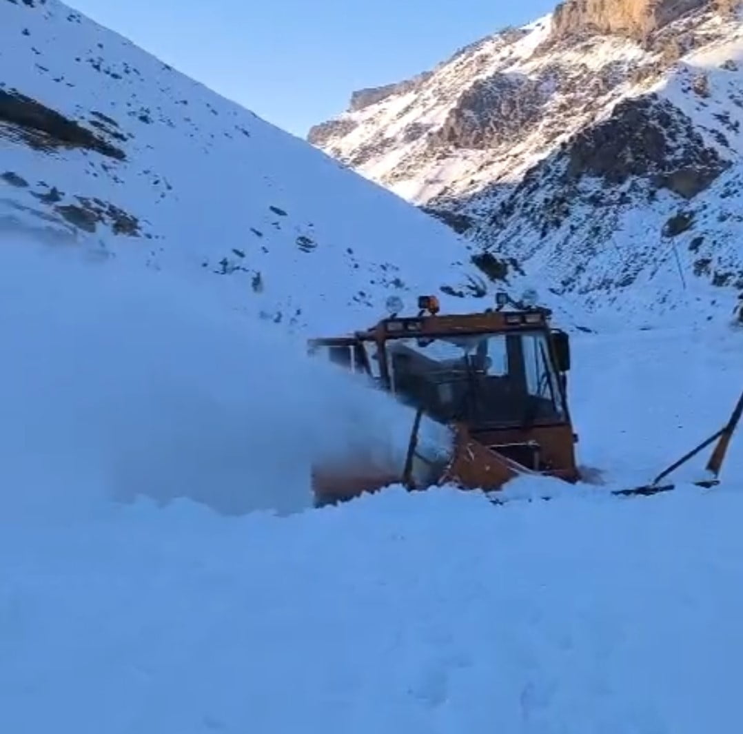 VAN’IN BAŞKALE İLÇESİNDE ÇIĞ DÜŞMESİ SONUCU KAPANAN SUALTI MAHALLESİ YOLU, EKİPLERİN ÇALIŞMASIYLA...