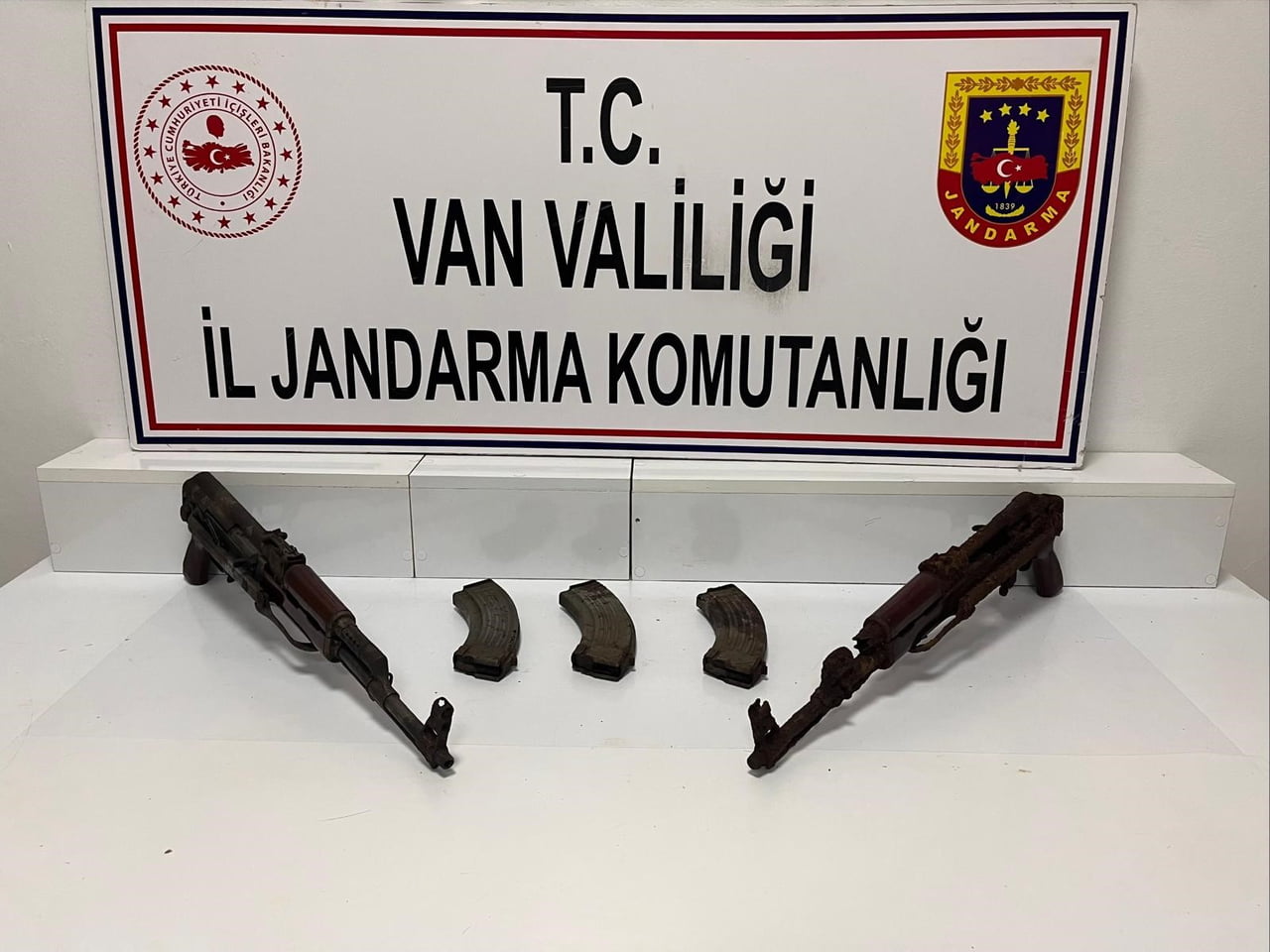 VAN’IN BAŞKALE İLÇESİNDE JANDARMA EKİPLERİNCE YÜRÜTÜLEN ÇALIŞMALAR SONUCUNDA UZUN NAMLULU SİLAH...