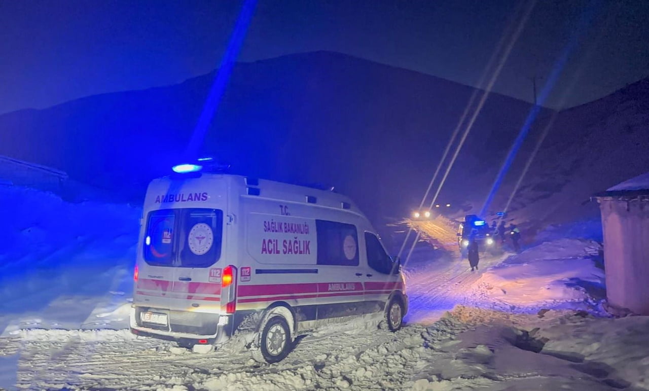 VAN’IN BAŞKALE İLÇESİNDE KIRSAL MAHALLEDE RAHATSIZLANAN KALP HASTASI VE YÜKSEK ATEŞ HASTASI 2...