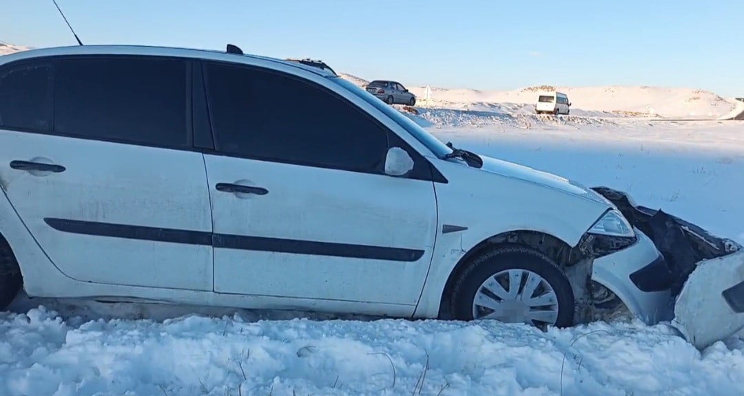 VAN’IN BAŞKALE İLÇESİNDE OTOMOBİL BUZLANMA ETKİSİYLE KONTROLDEN ÇIKIP ŞARAMPOLE DÜŞTÜ.