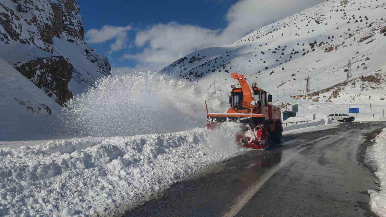 VAN’IN ÇATAK İLÇESİNE ULAŞIMI SAĞLAYAN KARAYOLUNA DÜŞEN ÇIĞ NEDENİYLE YOL ULAŞIMA KAPANDI. BÖLGEDE...
