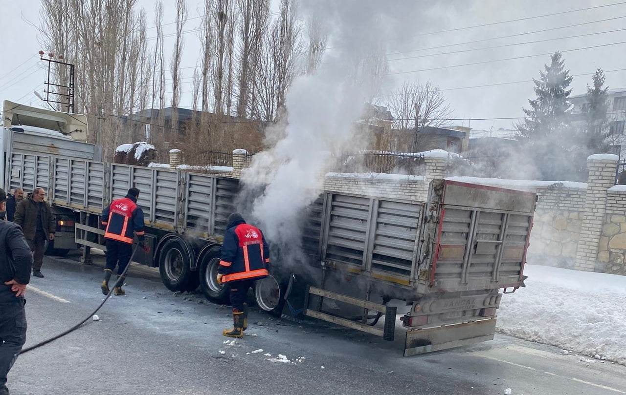 VAN’IN EDREMİT İLÇESİNDE SEYİR HALİNDEKİ TIRIN YANAN LASTİKLERİ İTFAİYE EKİPLERİ TARAFINDAN...