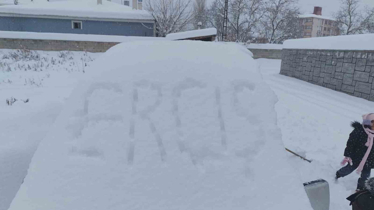 VAN’IN ERCİŞ İLÇESİNDE DEVAM EDEN YOĞUN KAR YAĞIŞI FELÇ ETTİ.