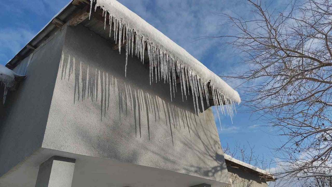 VAN’IN ERCİŞ İLÇESİNDE KAR YAĞIŞININ ARDINDAN ETKİSİNİ ARTIRAN SOĞUKLAR NEDENİYLE EV VE İŞ...