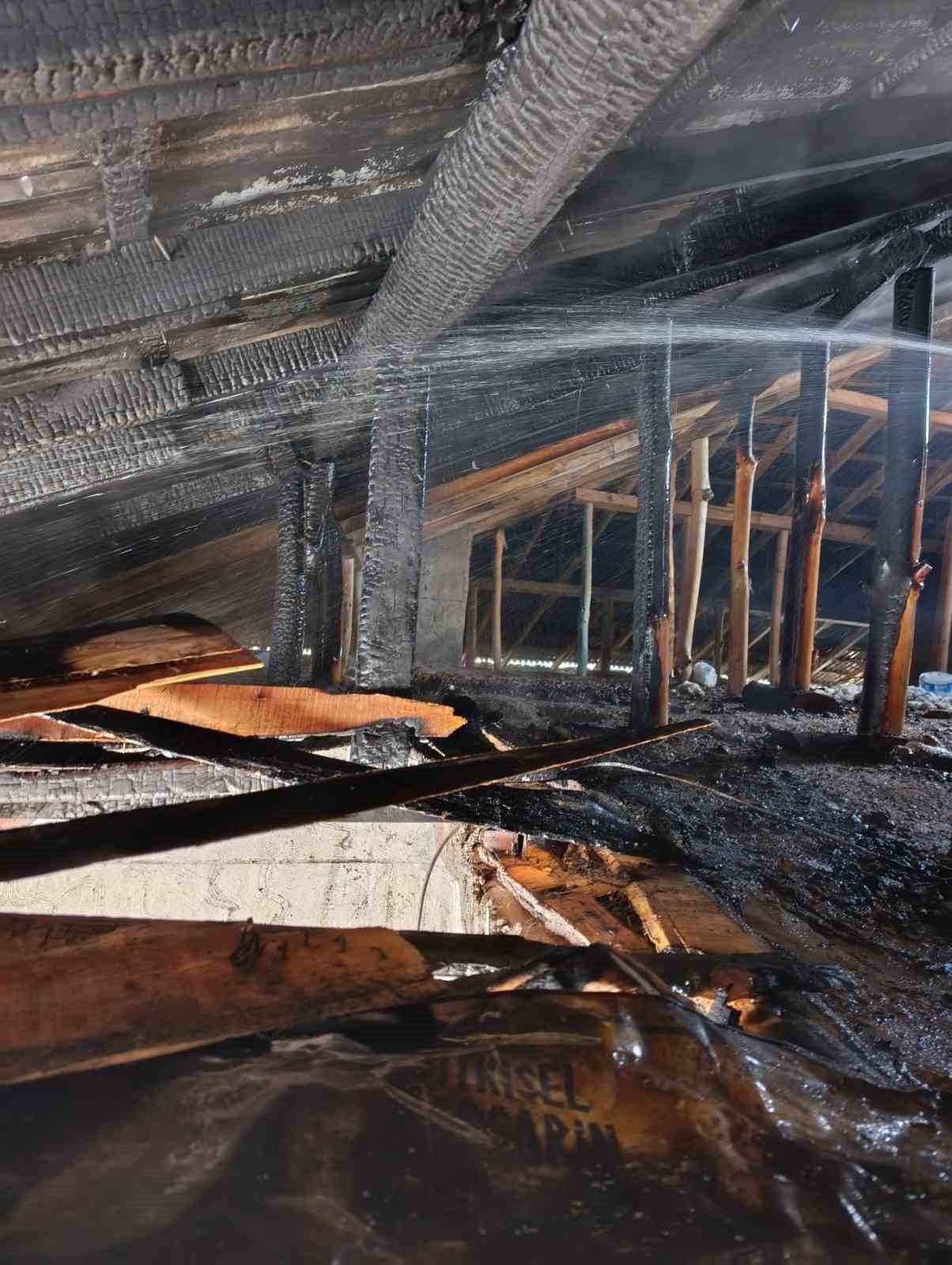 VAN’IN GEVAŞ İLÇESİNDE BİR BİNANIN ÇATISI KATINDA ÇIKAN YANGIN, İTFAİYE EKİPLERİ TARAFINDAN...