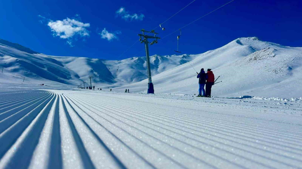 VAN’IN GEVAŞ İLÇESİNDE BULUNAN ABALI KAYAK MERKEZİ, GÜNLERDİR ETKİLİ OLAN YOĞUN KAR YAĞIŞININ...