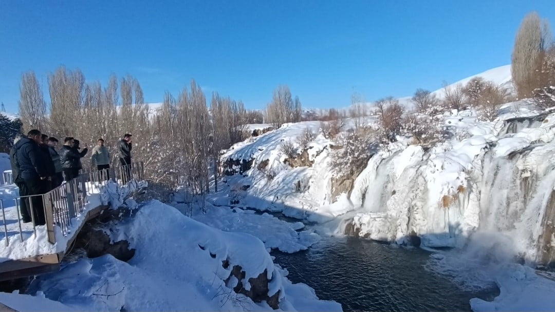 VAN’IN MURADİYE İLÇESİNDE BULUNAN MURADİYE ŞELALESİ, ETKİLİ OLAN DONDURUCU SOĞUKLAR NEDENİYLE BUZ...
