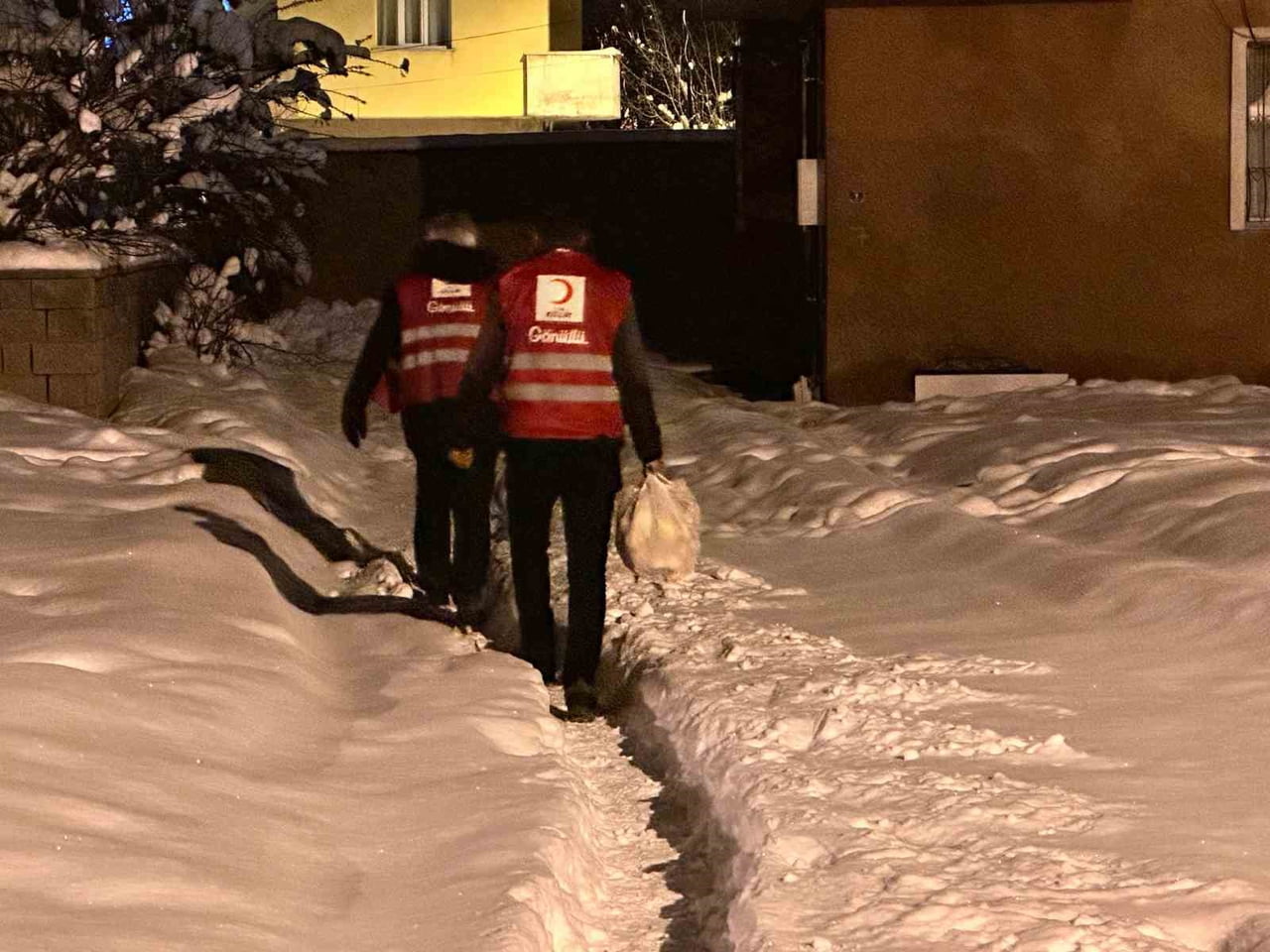 VAN’IN MURADİYE İLÇESİNDE ETKİSİNİ ARTIRAN ZEMHERİ SOĞUĞUNA RAĞMEN KIZILAY GÖNÜLLÜLERİ, İHTİYAÇ...
