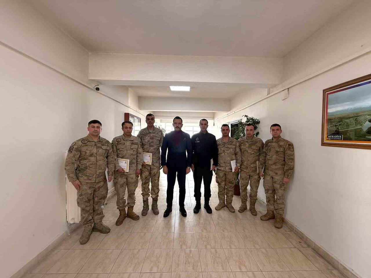 VAN’IN MURADİYE KAYMAKAMI FURKAN TAHA TÜRKMENOĞLU TARAFINDAN JANDARMA PERSONELİNE BAŞARI BELGESİ...