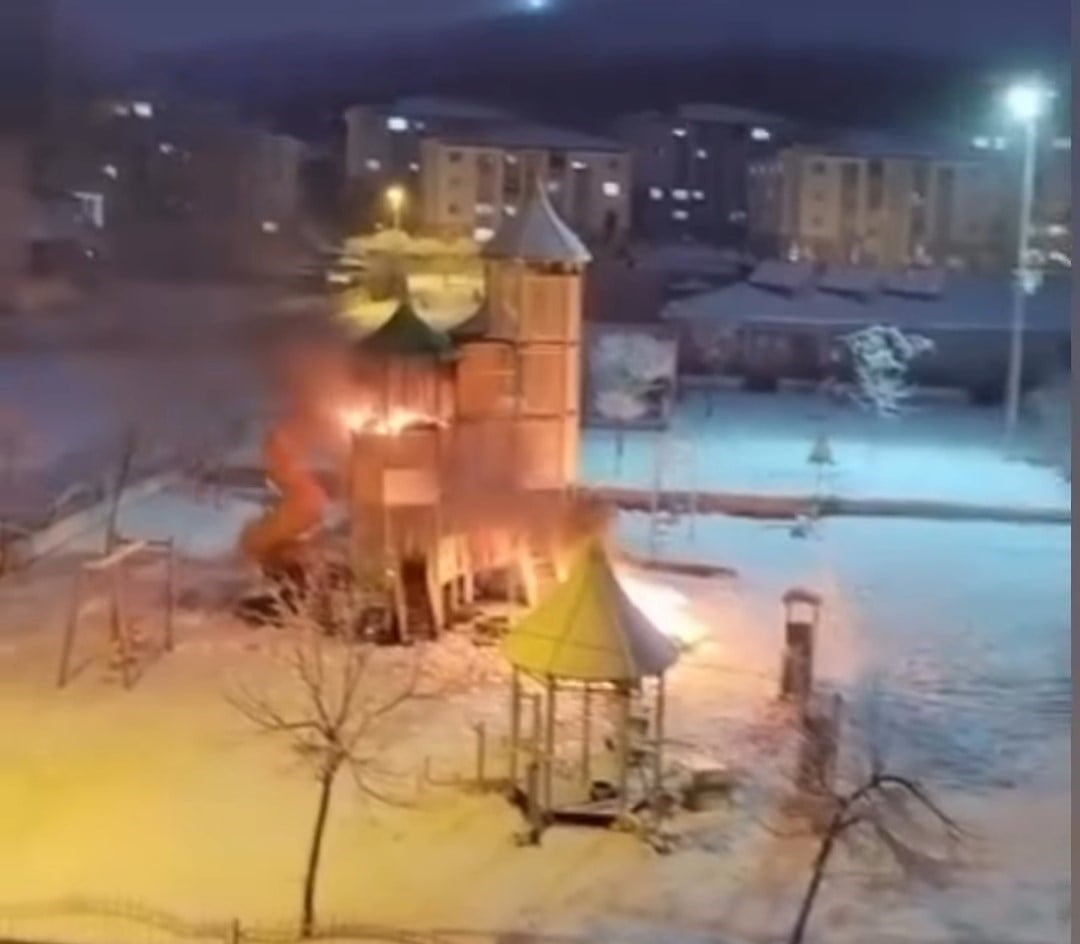 VAN’IN TUŞBA İLÇESİNDE KİMLİĞİ BELİRSİZ 4 KİŞİ TARAFINDAN BİR ÇOCUK PARKI YAKILDI.