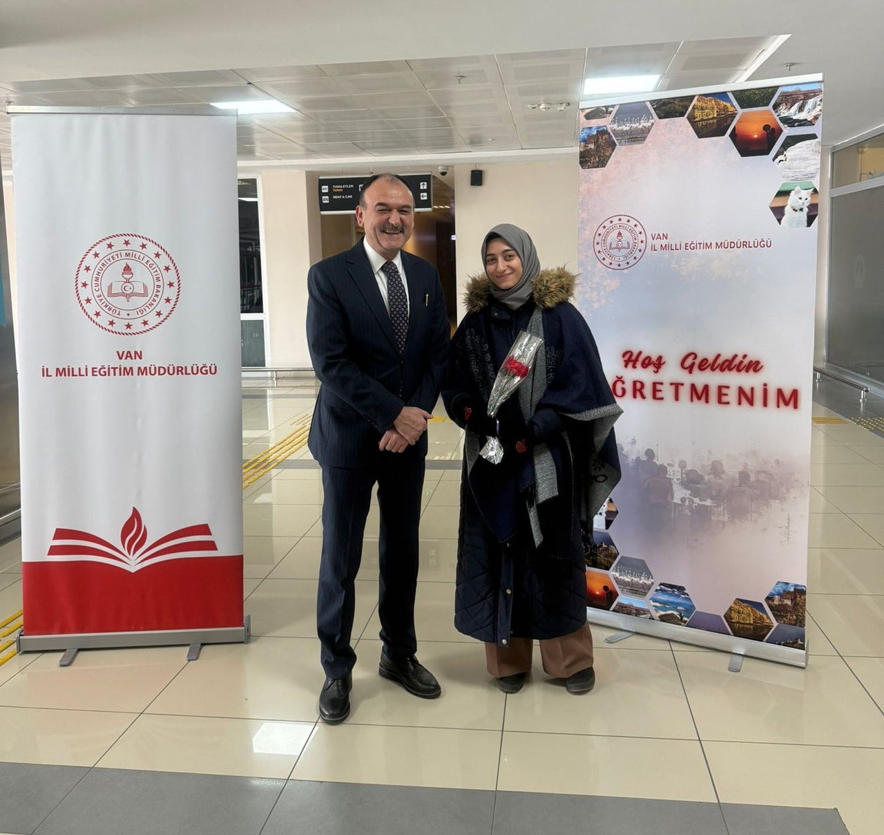 VAN MİLLÎ EĞİTİM MÜDÜRÜ BİLAL YILMAZ ÇANDIROĞLU, KENTE YENİ ATANAN ÖĞRETMENLERİ HAVALİMANINDA...