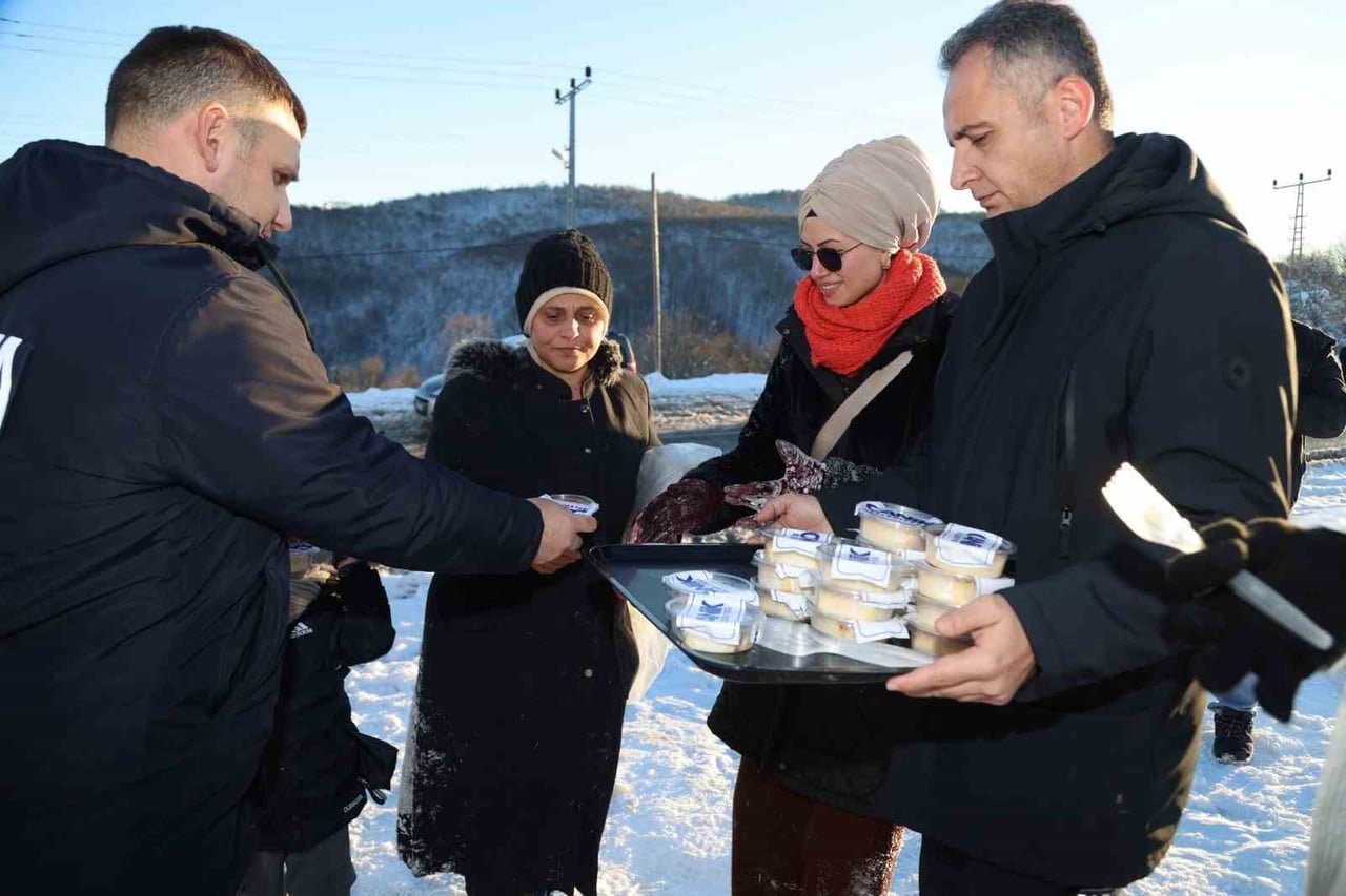 VATANDAŞLARA İKRAMLAR YAPILDI