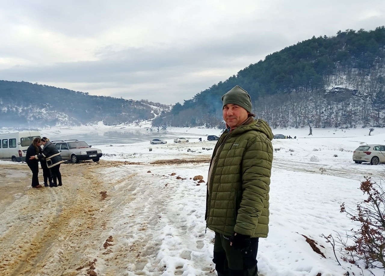 YAĞAN KAR SONRASI ADLİYE GÖLEDİ PİKNİKÇİLERİN AKININA UĞRADI