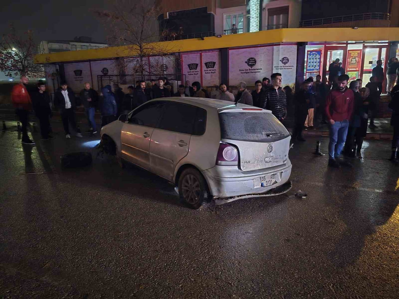 YAĞIŞ SONRASI ÇÖKEN YOL KAZAYA NEDEN OLDU: 3 YARALI