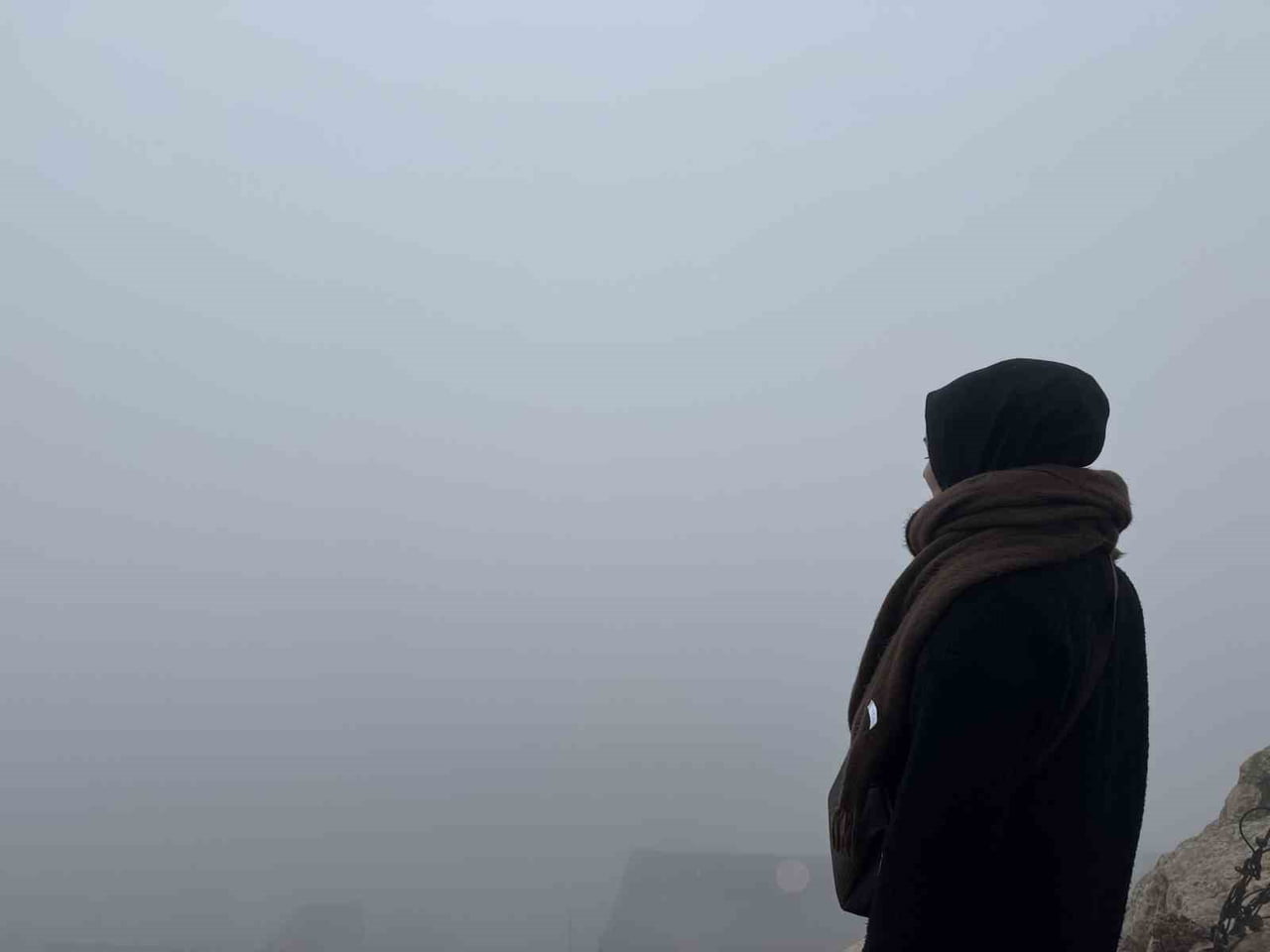 YAĞMUR VE RÜZGAR NEDENİYLE VATANDAŞLAR YÜRÜMEKTE ZORLANIRKEN, ÖZELLİKLE YÜKSEK KESİMLERDE ETKİSİNİ...