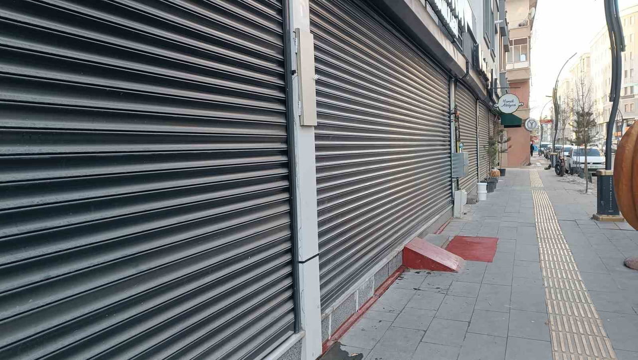 YAKLAŞIK 5 SAATTİR DEVAM EDEN KESİNTİDEN DOLAYI ESNAF İŞ YERLERİNİ AÇAMADI.