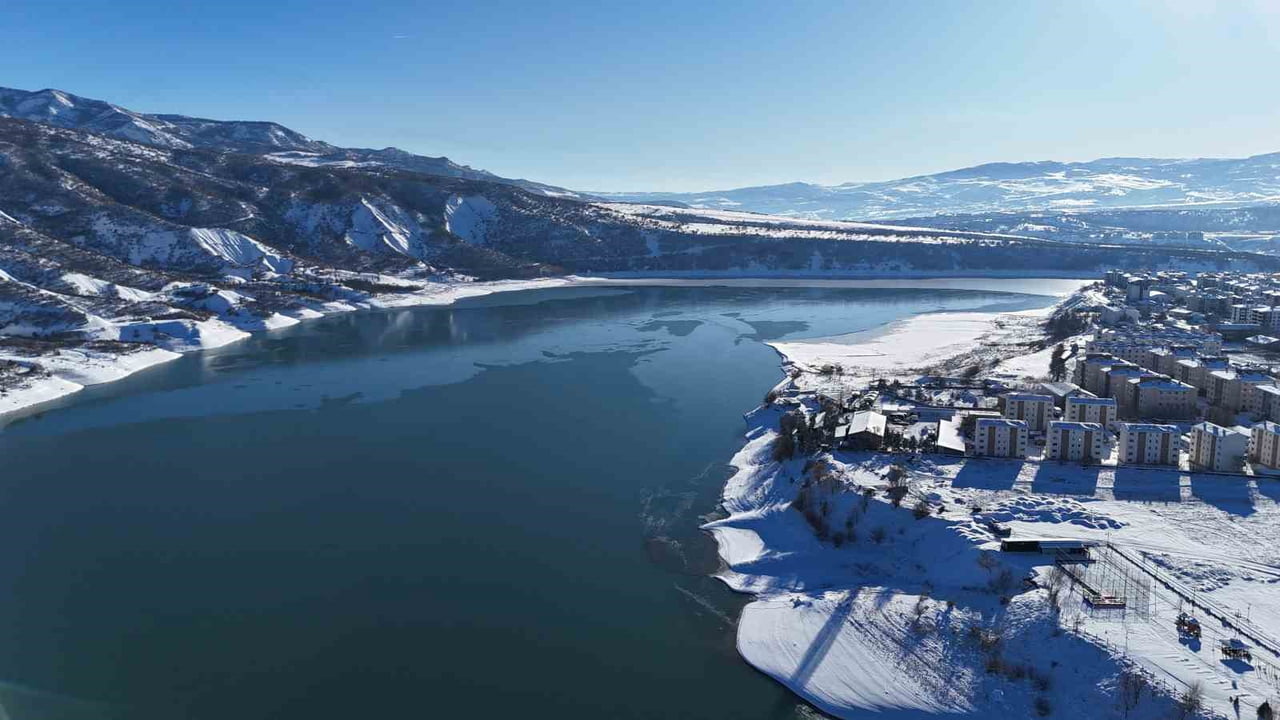 YAKLAŞIK BİR HAFTADIR KAR YAĞIŞI VE DONDURUCU SOĞUĞUN ETKİSİ ALTINDA OLAN TUNCELİ, KARLA KAPLANAN...