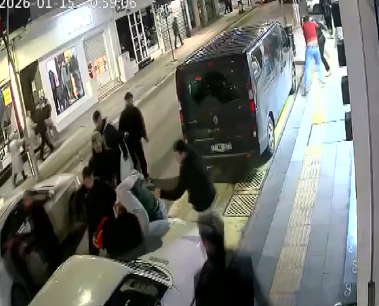 YALOVA'DA CEP TELEFONU TEKNİK SERVİSİNE GELEN 9 KİŞİLİK GRUP İLE İŞYERİ SAHİPLERİ ARASINDA ÇIKAN...