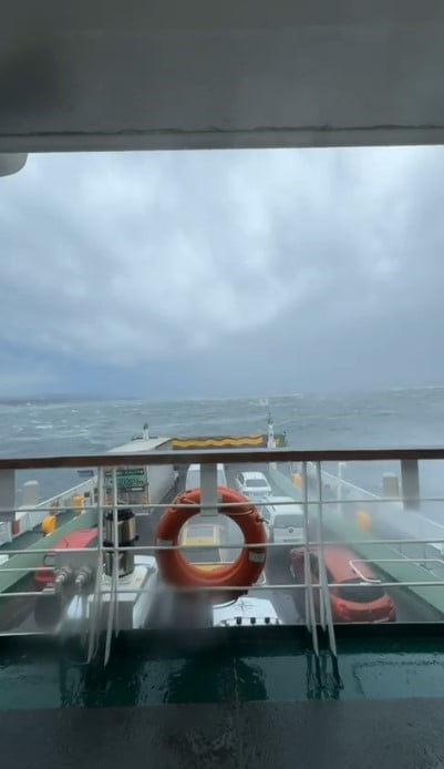 YALOVA'DA TOPÇULAR'DAN 11.20'DE ESKİHİSAR'A GİTMEK İÇİN YOLA ÇIKAN ARABALI FERİBOT, FIRTINAYA...