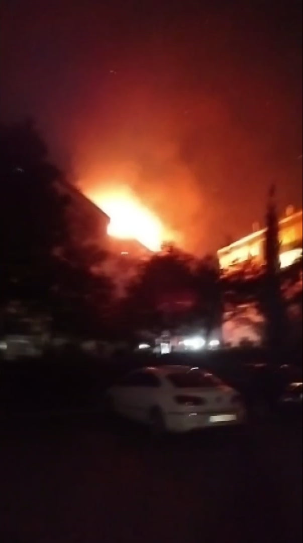 YALOVA’DA 5 KATLI BİNANIN ÇATI KATINDA YAKILAN MANGALDAN DOLAYI ÇIKAN YANGIN İTFAİYE EKİPLERİ...