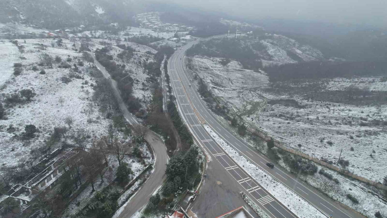 YALOVA’DA KAR YAĞIŞI KENTİN YÜKSEK KESİMLERİNDE ETKİLİ OLUYOR. EKİPLER YALOVA-BURSA KARA YOLU VE...