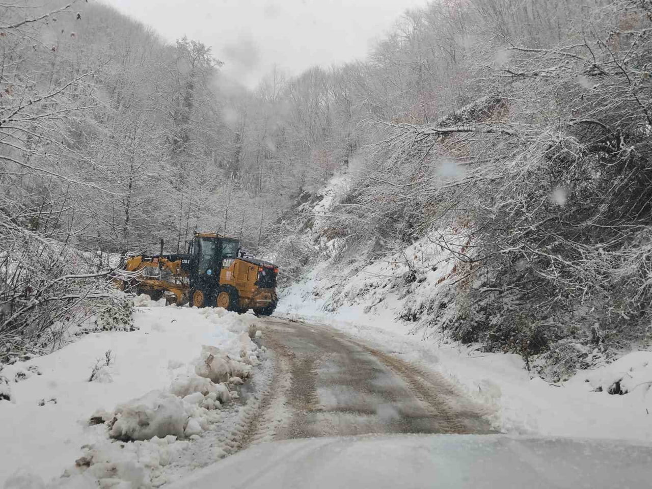 YALOVA’DA KAR YAĞIŞI KENTİN YÜKSEK KESİMLERİNDE ETKİLİ OLUYOR. EKİPLER YALOVA-BURSA KARA YOLU VE...