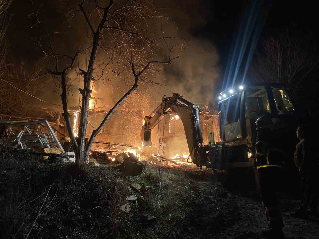 YANGINA EKİPLERİN MÜDAHALEDE BULUNMASI