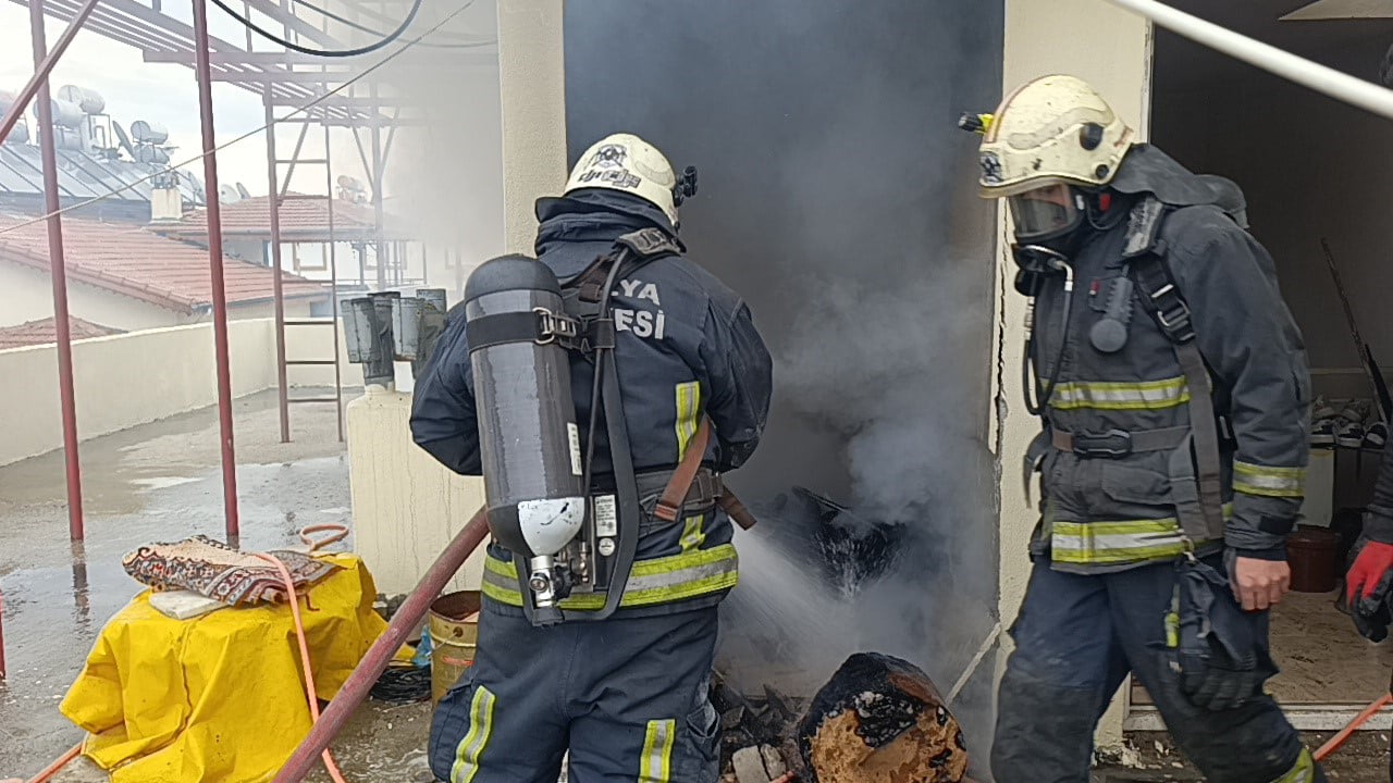 YANGININ, KİLER BÖLÜMÜNE TAM SÖNDÜRÜLMEDEN BIRAKILAN SOBA ATIKLARININ ÇEVREDEKİ ODUNLARI...