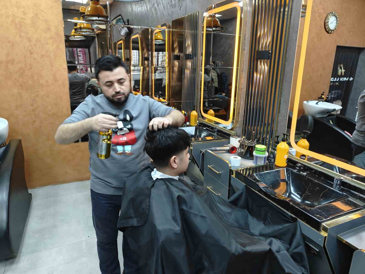 YAPAY ZEKANIN KULLANIM ALANI GÜNDEN GÜNE GENİŞLERKEN, VATANDAŞLARIN BERBERE GİDERKEN SAÇ...