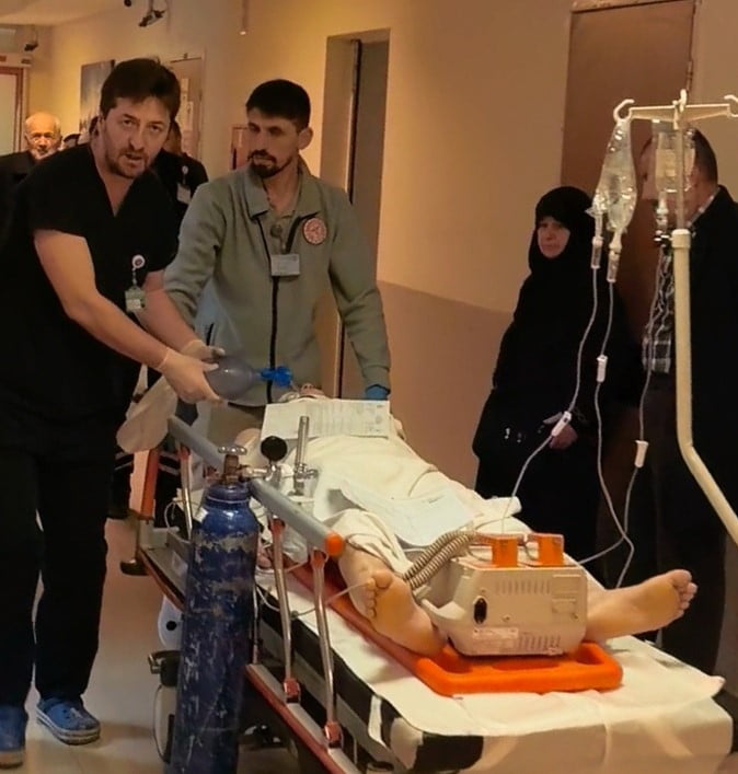 YARALI, OLAY YERİNE SEVK EDİLEN AMBULANSLA İNEGÖL DEVLET HASTANESİ'NE KALDIRILDI.