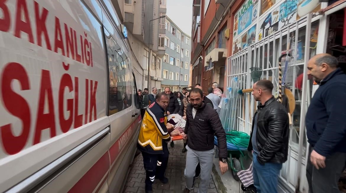 YAŞLI KADINI 7 YERİNDEN BIÇAKLADI