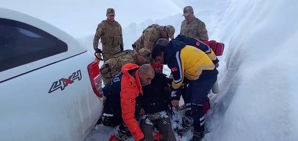 YAYIK AĞIL KÖYÜ'NDE KOAH RAHATSIZLIĞI BULUNAN 67 YAŞINDAKİ VATANDAŞ, YOĞUN KIŞ ŞARTLARINA RAĞMEN...