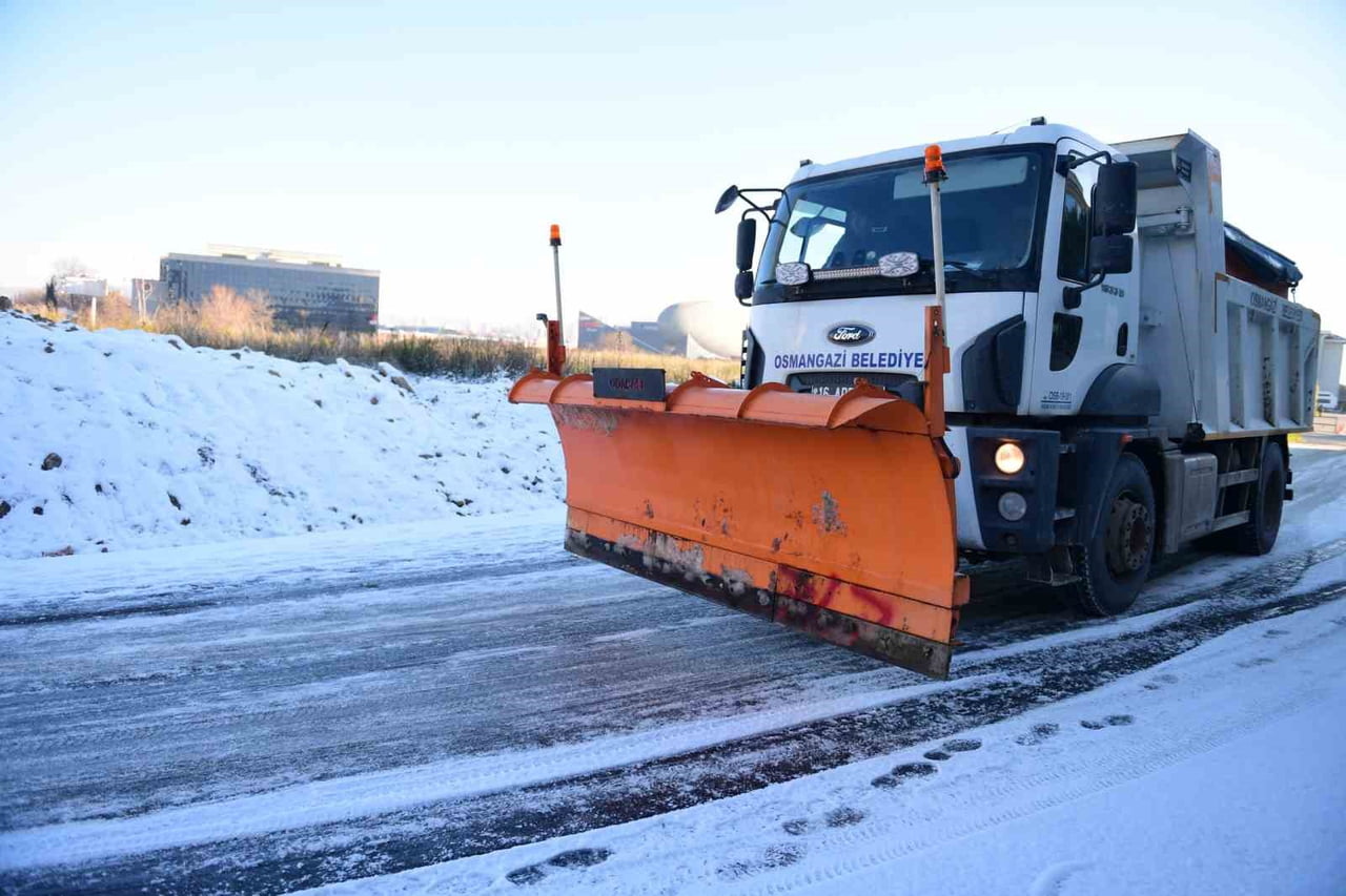 YENİ YILIN İLK GÜNÜNDE ETKİLİ OLAN KAR YAĞIŞIYLA BİRLİKTE TEYAKKUZDA OLAN OSMANGAZİ BELEDİYESİ...