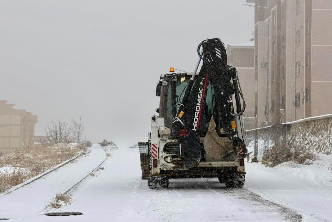 YEŞİLYURT BELEDİYESİ KARLA MÜCADELE EKİPLERİNDEN KESİNTİSİZ HİZMET!
