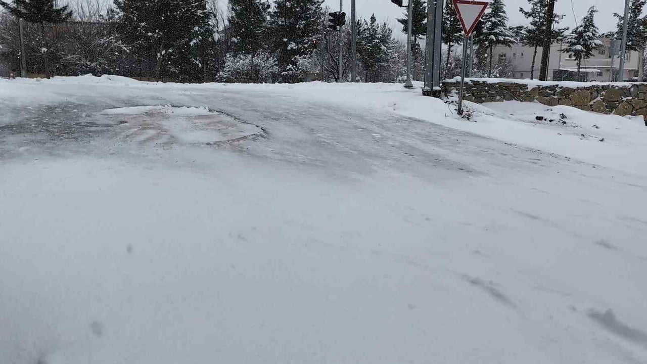 YOĞUN KAR YAĞIŞI NEDENİYLE İLÇEDE HAYAT OLUMSUZ ETKİLENDİ. AKŞAM VE GECE SAATLERİNDE HAVA...