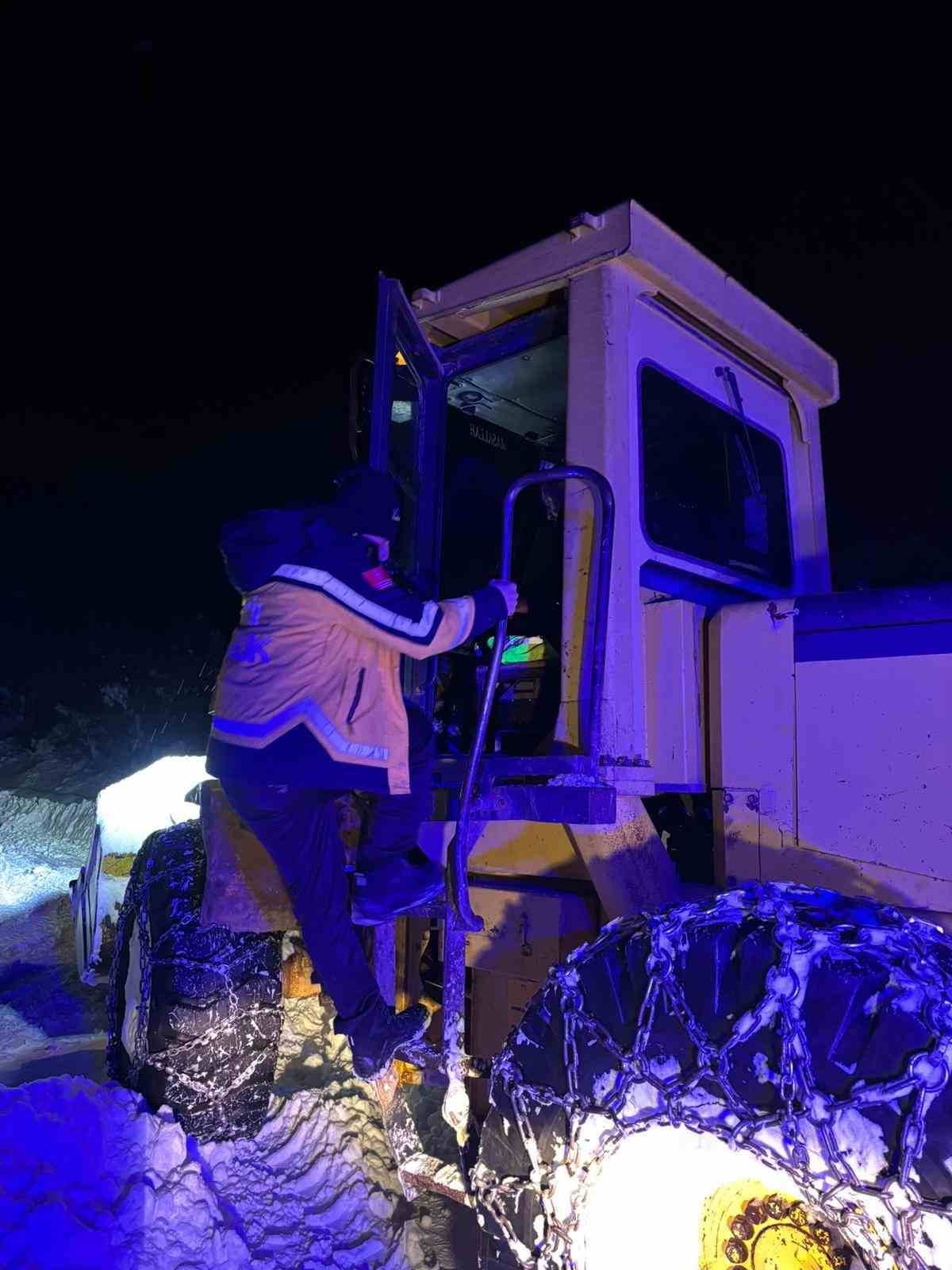 YOĞUN KAR YAĞIŞI NEDENİYLE YOLU KAPANAN AŞAĞI BAŞAKÇI KÖYÜ’NDE MAHSUR KALAN H.D. VE EŞİ, EKİPLERİN...