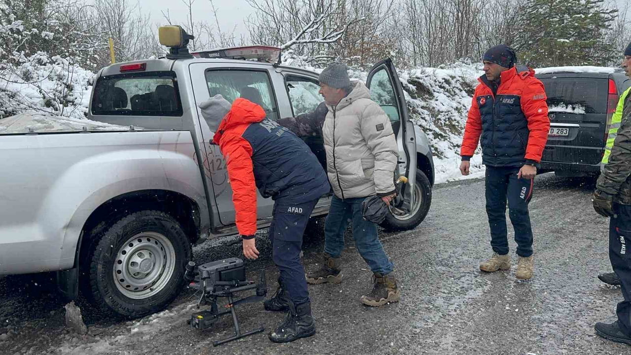 YOĞUN KAR YAĞIŞI VE DONDURUCU SOĞUĞA RAĞMEN AFAD, UMKE, JANDARMANIN YANI SIRA GÖNÜLLÜLERİN DE...