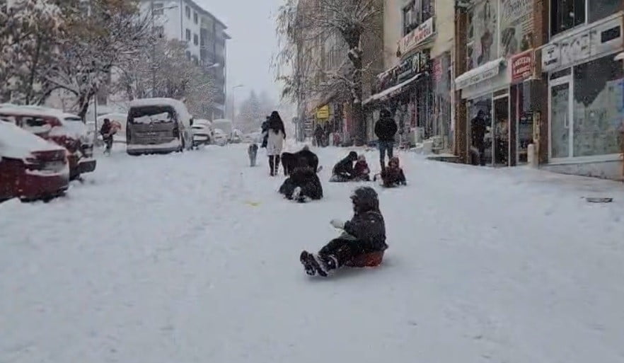 YOĞUN KAR YAĞIŞI VE YILBAŞI TATİLİYLE BİRLİKTE OKULLARA VERİLEN ARA, TUNCELİ’DE EN ÇOK ÇOCUKLARI...
