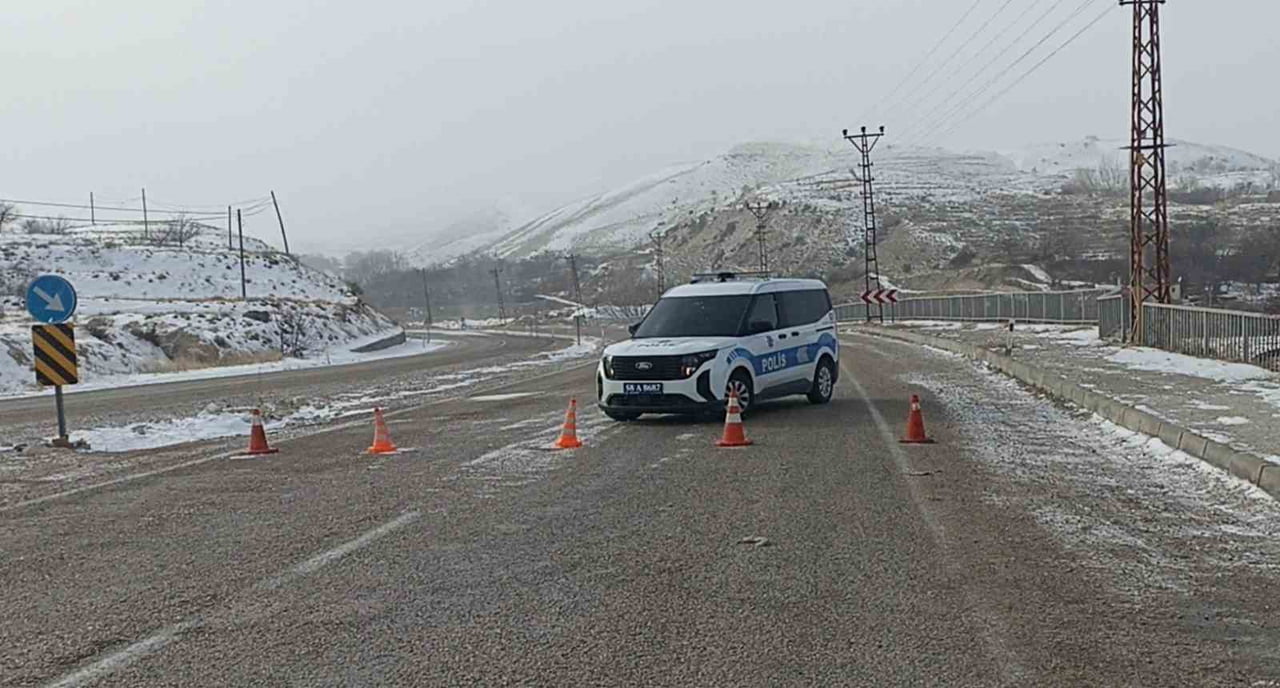 YOĞUN KAR YAĞIŞININ ETKİLİ OLDUĞU SİVAS’IN GÜRÜN İLÇESİNDEN GEÇEN KAYSERİ-MALATYA KARA YOLU, ARAÇ...
