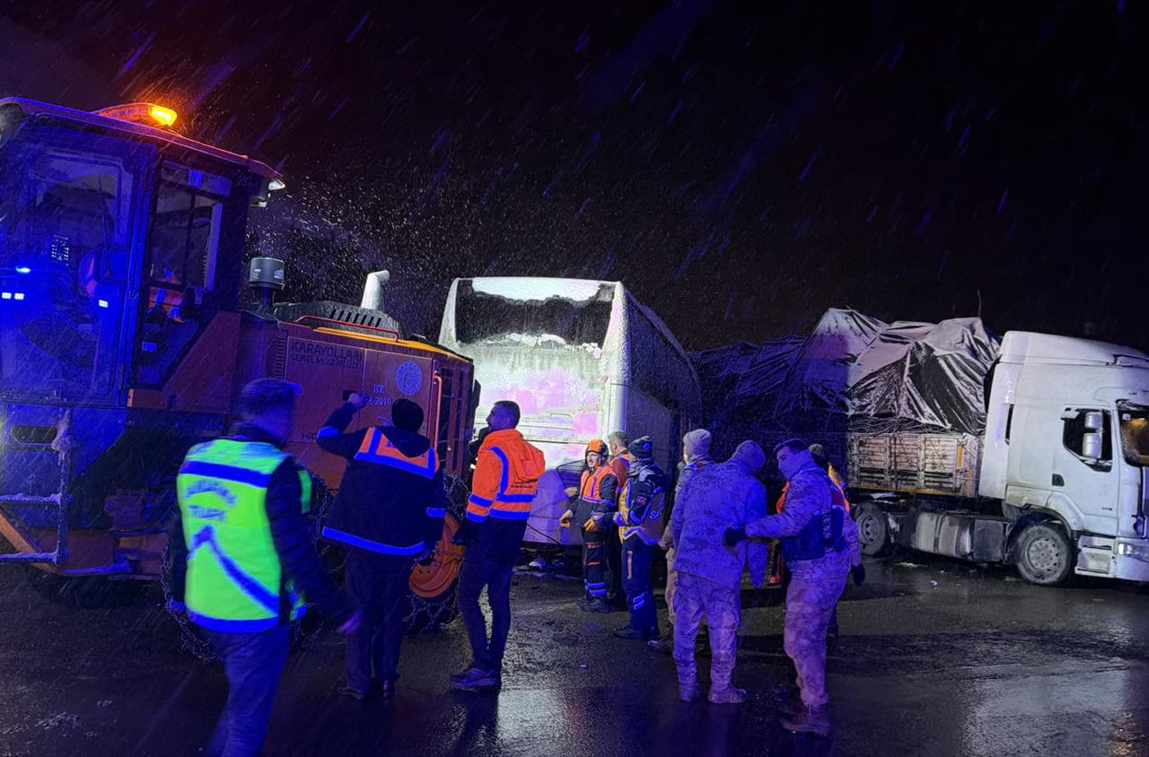 YOLCU OTOBÜSÜ YOLU KAPATAN TIRA ÇARPTI: 3 YARALI