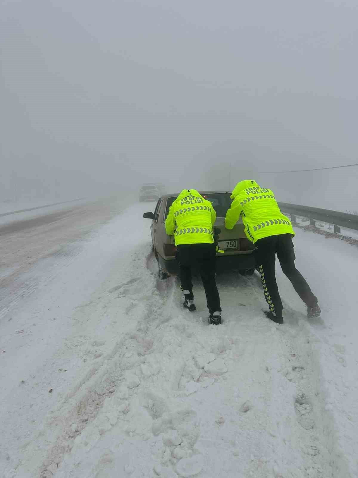 YOLLARDA MAHSUR KALAN VATANDAŞLARA POLİS EKİPLERİ YARDIM ETTİ.