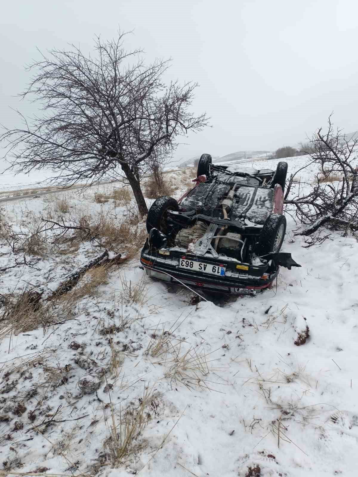YOLUN BUZLANMASI SEBEBİYLE KAZAYA KARIŞAN OTOMOBİL