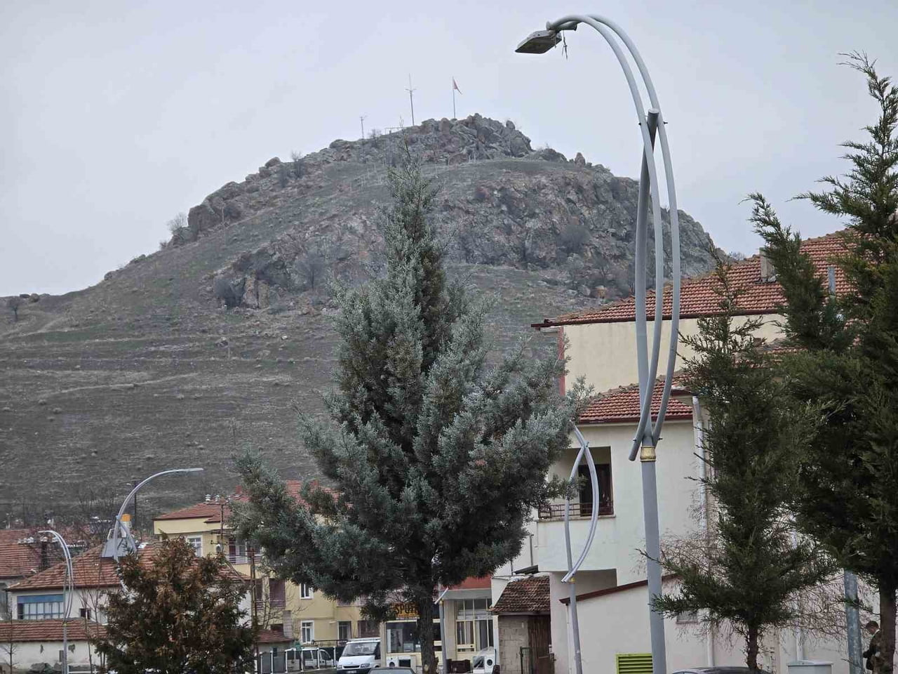 YOZGAT'IN SARAYKENT İLÇESİNDE YER ALAN VE TUNÇ ÇAĞI'NDAN ROMA DÖNEMİNE KADAR PEK ÇOK MEDENİYETE EV...