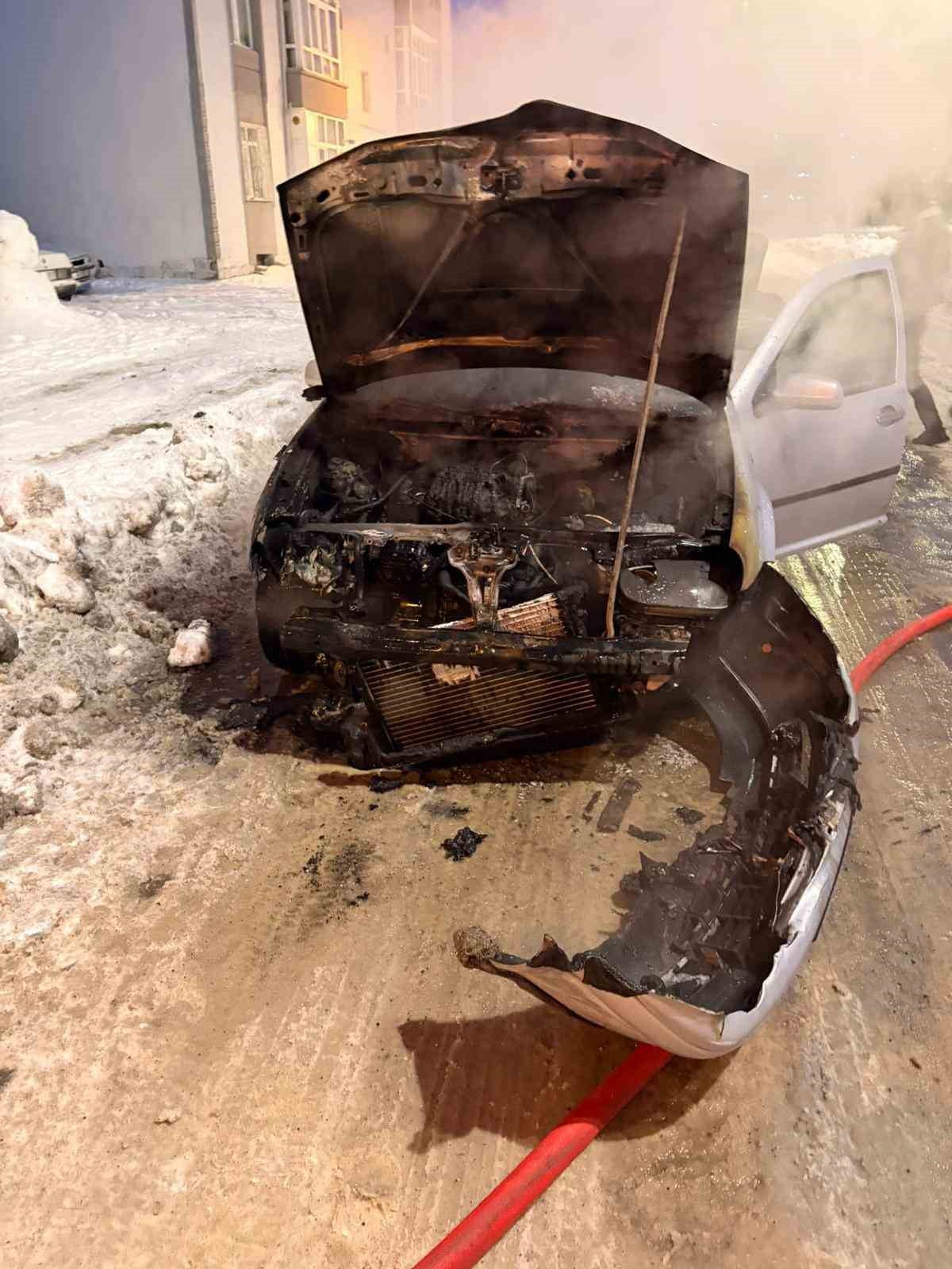 YOZGAT'TA PARK HALİNDEKİ OTOMOBİL ALEV ALEV YANDI