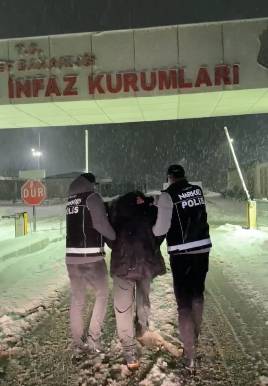 YOZGAT’TA UYUŞTURUCU MADDE TİCARETİ SUÇUNDAN KESİNLEŞMİŞ CEZASI BULUNAN ŞAHIS YAKALANDI.-