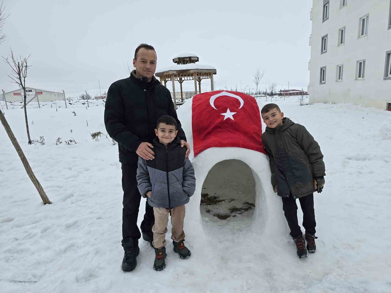 YOZGAT’TA YAŞAYAN ERSOY AİLESİ, KARIN TADINI ESKİMO EVİ YAPARAK ÇIKARDI.-
