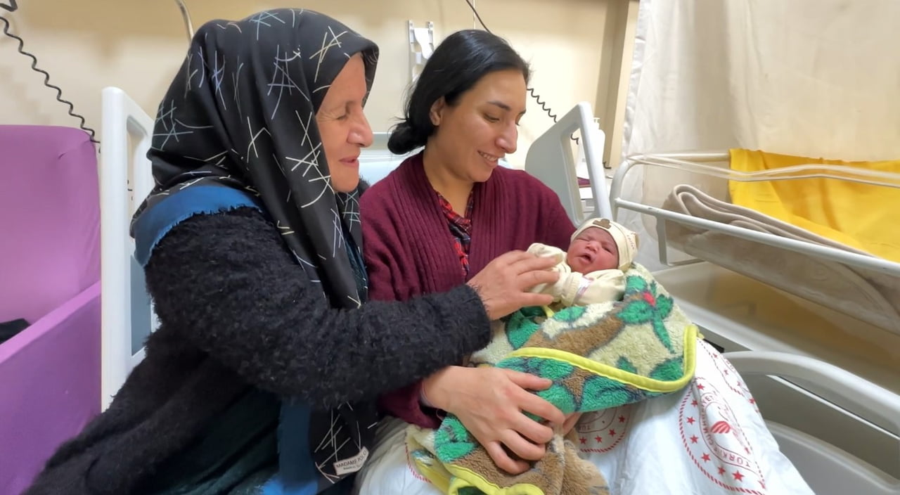 YÜKSEKOVA DEVLET HASTANESİNDE SAATLER 00.00'I GÖSTERDİĞİNDE , BİR KIZ BEBEK DÜNYAYA GETİRDİ. YENİ...