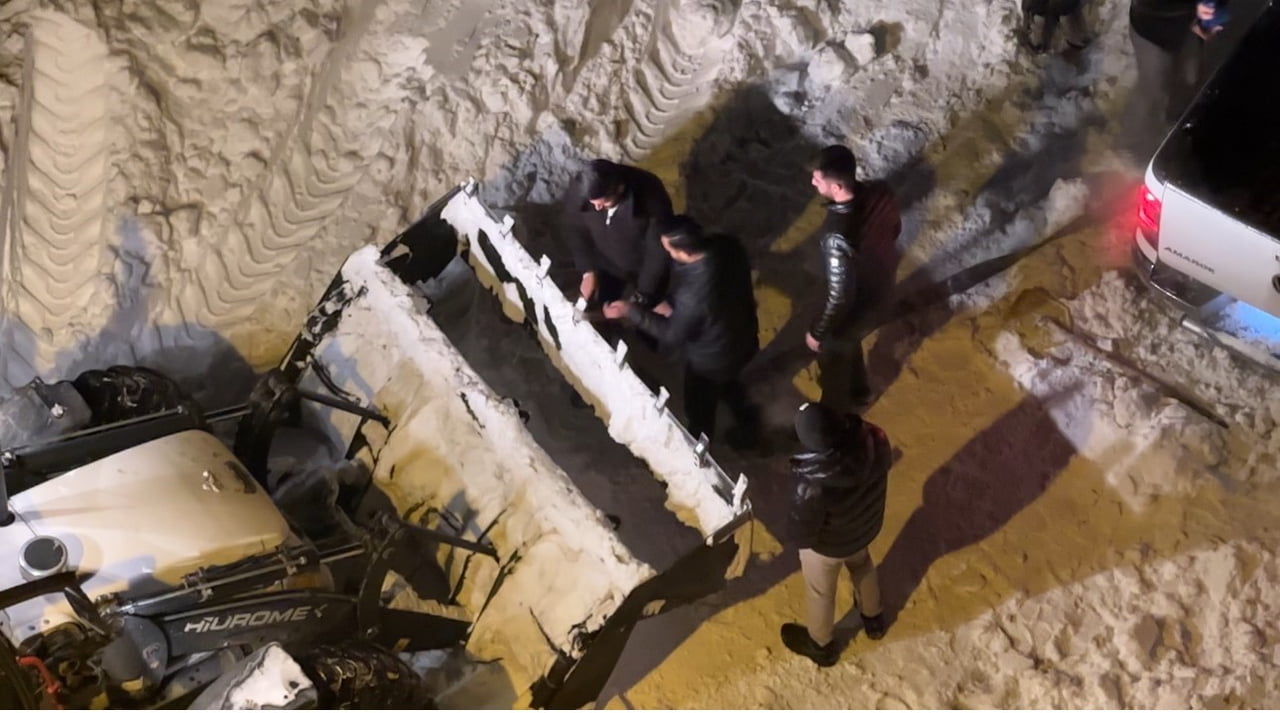 YÜKSEKOVA İLÇESİNDE YOĞUN KAR YAĞIŞI NEDENİYLE MAHSUR KALAN KAMYONET, BELEDİYE EKİPLERİNİN...